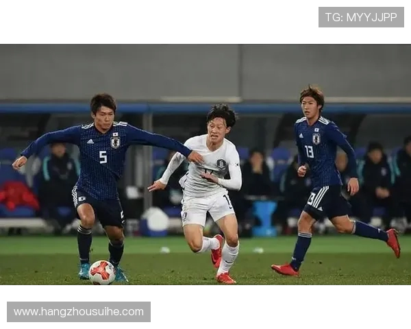 大分三神对阵磐石队的精彩较量展现足球魅力与团队精神 大分三神对阵磐石队的精彩较量展现足球魅力与团队精神