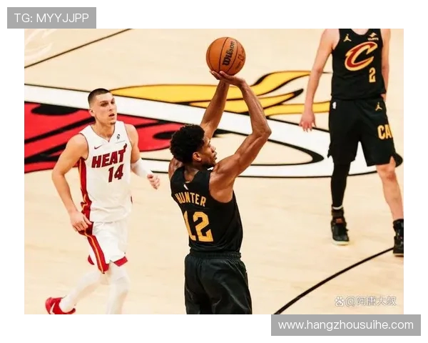 热火与骑士激战正酣球迷闹场引发赛场混乱局面